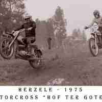 <strong>Motocross op terrein Hof ter Goten  -  1974 + 75</strong><br> ©Herzele in Beeld<br><br><a href='https://www.herzeleinbeeld.be/Foto/832/Motocross-op-terrein-Hof-ter-Goten-----1974-+-75'><u>Meer info over de foto</u></a>
