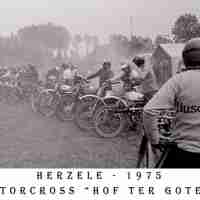 <strong>Motocross op terrein Hof ter Goten  -  1974 + 75</strong><br> ©Herzele in Beeld<br><br><a href='https://www.herzeleinbeeld.be/Foto/833/Motocross-op-terrein-Hof-ter-Goten-----1974-+-75'><u>Meer info over de foto</u></a>
