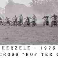 <strong>Motocross op terrein Hof ter Goten  -  1974 + 75</strong><br> ©Herzele in Beeld<br><br><a href='https://www.herzeleinbeeld.be/Foto/834/Motocross-op-terrein-Hof-ter-Goten-----1974-+-75'><u>Meer info over de foto</u></a>