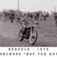 <strong>Motocross op terrein Hof ter Goten  -  1974 + 75</strong><br> ©Herzele in Beeld<br><br><a href='https://www.herzeleinbeeld.be/Foto/835/Motocross-op-terrein-Hof-ter-Goten-----1974-+-75'><u>Meer info over de foto</u></a>