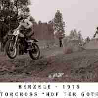 <strong>Motocross op terrein Hof ter Goten  -  1974 + 75</strong><br> ©Herzele in Beeld<br><br><a href='https://www.herzeleinbeeld.be/Foto/836/Motocross-op-terrein-Hof-ter-Goten-----1974-+-75'><u>Meer info over de foto</u></a>