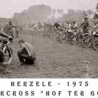 <strong>Motocross op terrein Hof ter Goten  -  1974 + 75</strong><br> ©Herzele in Beeld<br><br><a href='https://www.herzeleinbeeld.be/Foto/837/Motocross-op-terrein-Hof-ter-Goten-----1974-+-75'><u>Meer info over de foto</u></a>