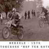 <strong>Motocross op terrein Hof ter Goten  -  1974 + 75</strong><br> ©Herzele in Beeld<br><br><a href='https://www.herzeleinbeeld.be/Foto/838/Motocross-op-terrein-Hof-ter-Goten-----1974-+-75'><u>Meer info over de foto</u></a>