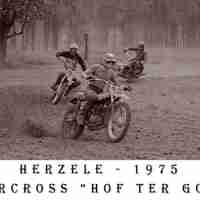 <strong>Motocross op terrein Hof ter Goten  -  1974 + 75</strong><br> ©Herzele in Beeld<br><br><a href='https://www.herzeleinbeeld.be/Foto/839/Motocross-op-terrein-Hof-ter-Goten-----1974-+-75'><u>Meer info over de foto</u></a>