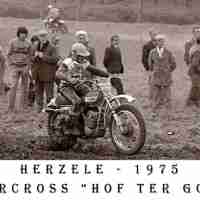 <strong>Motocross op terrein Hof ter Goten  -  1974 + 75</strong><br> ©Herzele in Beeld<br><br><a href='https://www.herzeleinbeeld.be/Foto/840/Motocross-op-terrein-Hof-ter-Goten-----1974-+-75'><u>Meer info over de foto</u></a>