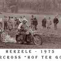 <strong>Motocross op terrein Hof ter Goten  -  1974 + 75</strong><br> ©Herzele in Beeld<br><br><a href='https://www.herzeleinbeeld.be/Foto/841/Motocross-op-terrein-Hof-ter-Goten-----1974-+-75'><u>Meer info over de foto</u></a>