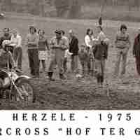 <strong>Motocross op terrein Hof ter Goten  -  1974 + 75</strong><br> ©Herzele in Beeld<br><br><a href='https://www.herzeleinbeeld.be/Foto/842/Motocross-op-terrein-Hof-ter-Goten-----1974-+-75'><u>Meer info over de foto</u></a>