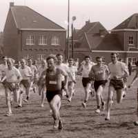 <strong>Veldlopen Borsbeke  -  1974</strong><br>01-01-1974 ©Herzele in Beeld<br><br><a href='https://www.herzeleinbeeld.be/Foto/884/Veldlopen-Borsbeke-----1974'><u>Meer info over de foto</u></a>