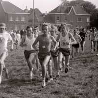 <strong>Veldlopen Borsbeke  -  1974</strong><br>01-01-1974 ©Herzele in Beeld<br><br><a href='https://www.herzeleinbeeld.be/Foto/887/Veldlopen-Borsbeke-----1974'><u>Meer info over de foto</u></a>