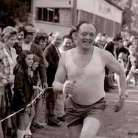 <strong>Veldlopen Borsbeke  -  1974</strong><br>01-01-1974 ©Herzele in Beeld<br><br><a href='https://www.herzeleinbeeld.be/Foto/888/Veldlopen-Borsbeke-----1974'><u>Meer info over de foto</u></a>