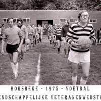 <strong>KVC De Toekomst  -  Vriendschappelijke veteranenwedstrijd  -  1975</strong><br>1975 ©Herzele in Beeld<br><br><a href='https://www.herzeleinbeeld.be/Foto/917/KVC-De-Toekomst-----Vriendschappelijke-veteranenwedstrijd-----1975'><u>Meer info over de foto</u></a>