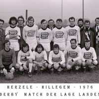 <strong>KFC Herzele  -  Hillegem - Derby der lage landen</strong><br>1976 ©Herzele in Beeld<br><br><a href='https://www.herzeleinbeeld.be/Foto/941/KFC-Herzele-----Hillegem---Derby-der-lage-landen'><u>Meer info over de foto</u></a>